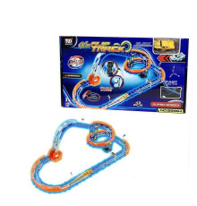 Трек 89984 (24/2) 42 елементи, машинка із вбудованим акумулятором, підсвічування, світиться у темряві, трюки, муляжі оточення, в коробці