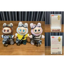 М`яка іграшка-брелок M 19537 (225) ЦІНА ЗА 1 ШТУКУ, висота героя 14 см, карабін, голова, стопи та долоні обертаються на 360°, фотоапарат, в коробці, ВИДАЄТЬСЯ ТІЛЬКИ МІКС ВИДІВ