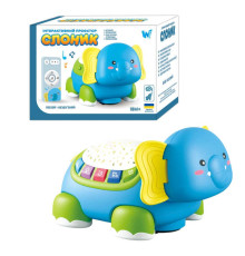 Інтерактивний проєктор “Слоник” 62210 (36) "WToys", ОЗВУЧУВАННЯ УКРАЇНСЬКОЮ МОВОЮ, звук, підсвічування, 10 казок, 10 пісень, колискові, рухається, колесо вільного руху, пульт керування, проєктор, в коробці