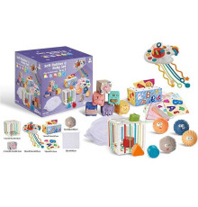 Набір для розвитку 1294 (18) 31 елемент, брязкальця, кубики, прорізувачі, пальчикові ігри, м’ячики, текстильні серветки, мішечок, куб із формами, в коробці